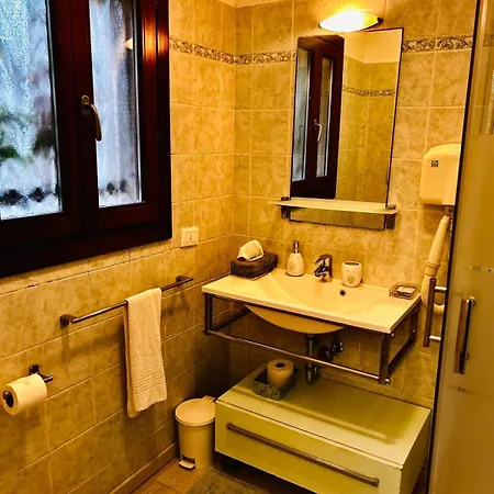 Ca' Del Pomo Grana' לינה וארוחת בוקר 4*